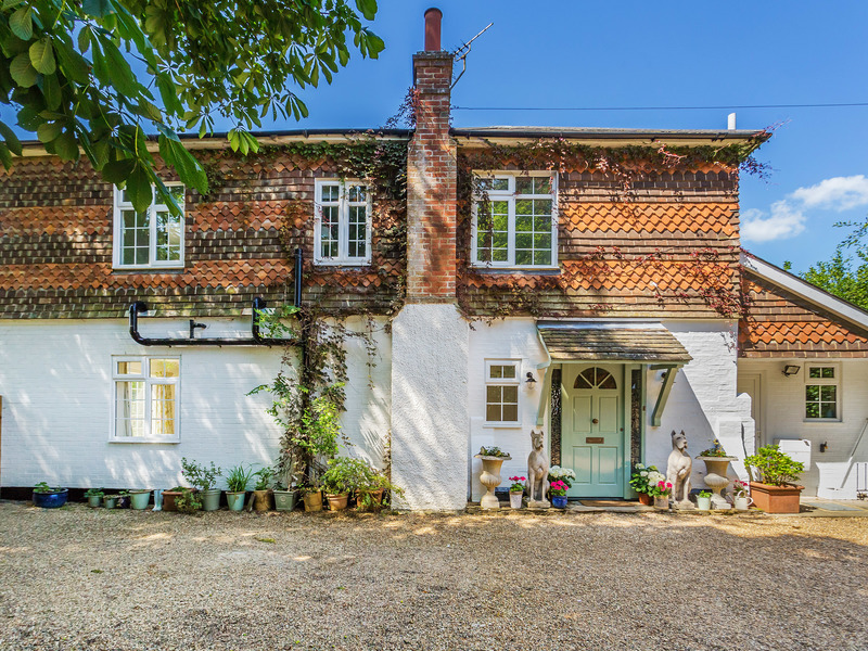 5 Bed House Detached To Rent in Horley